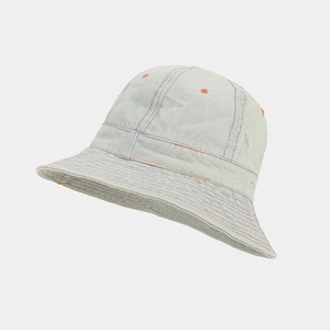 Vue détaillée d'un chapeau bob en denim avec surpiqûres orange et œillets d'aération