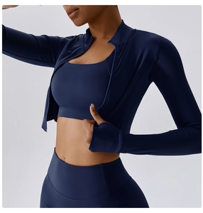 Détail de l'ensemble de yoga bleu marine avec veste zippée et legging taille haute