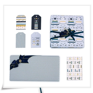 Variété de motifs de papier cadeau en kraft blanc avec étiquettes décoratives assorties.