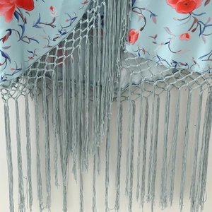 Abito all'americana azzurro con stampa floreale e lunghe nappe rosse sull'orlo