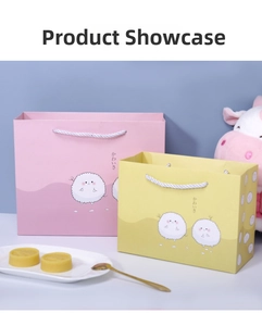 Detail von rosa und gelben Cartoon-Geschenktüten mit süßen Figuren und gewebten Griffen
