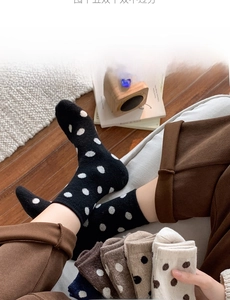Gros plan de chaussettes mi-mollet en tricot à pois dans divers coloris et textures d'hiver