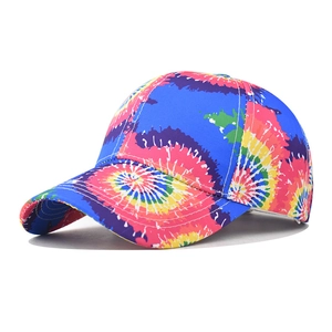 Vue détaillée du motif graffiti tie-dye coloré sur une casquette en coton à bord incurvé