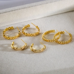 Drei Paar elegante goldene C-Form Creolen mit Kette und Pavé-Zirkonia-Details