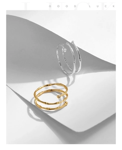 Detail von mehrlagigen Bambus-Ringen in Silber und Gold mit Zirkonia-Verzierung