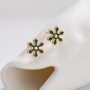 Orecchini a fiore placcati in oro 18K con petali in smalto nero e perno centrale
