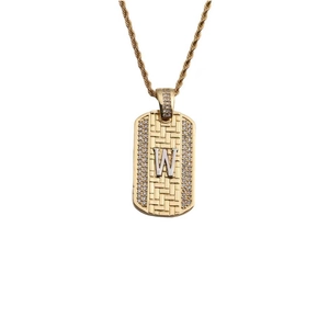 Vue détaillée d'un collier doré avec pendentif lettre W serti de zircons brillants