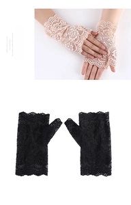 Détail de mitaines en dentelle avec motif floral et bordure festonnée pour femmes