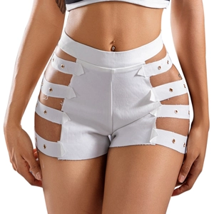 Detailansicht der weißen High-Waist-Hotpants mit seitlichem Cut-Out und Metallösen-Details