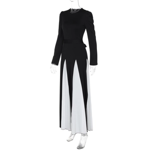 Vue détaillée de la robe à manches longues bicolore avec contraste noir et blanc chic