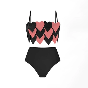 Zweiteiliger Damen-Bikini mit Herzmuster und schwarzer High-Waist-Hose für den Strandurlaub