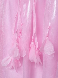 Detail von rosa Perlglanzstoff mit 3D-Blumenblättern für ein Sommerkleid
