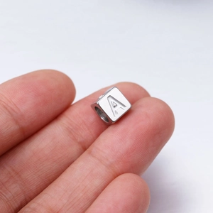 Macro d'une perle carrée de 7mm en acier inoxydable lettre A pour bijoux DIY