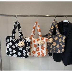 Florale Plüsch-Schultertaschen in verschiedenen Farben mit Bärenanhänger und weicher Textur