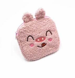 Detail der rosa Plüschtasche in Schweineform mit Stickerei und weichen 3D-Ohren auf Weiß