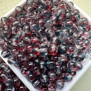 Vue macro de perles rondes en verre dégradé violet et bleu 6 mm pour bijoux DIY
