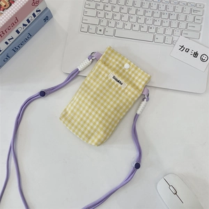 Détail du sac à téléphone en tissu à carreaux jaune avec cordelette violette et bouton