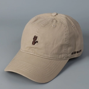 Detailansicht der khakifarbenen Baumwoll-Baseballkappe mit brauner Katzenbestickung und Text