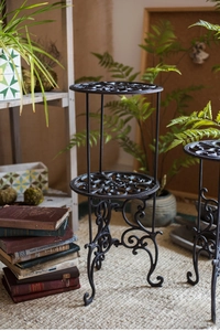 Détail du support de plante rétro en fonte à deux niveaux avec motifs baroques