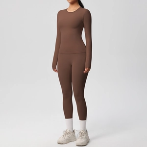 Set da yoga marrone in due pezzi con maglia a maniche lunghe e leggings a vita alta