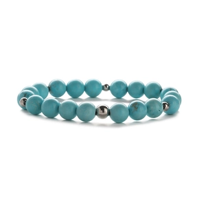 Bracelet de perles en turquoise naturelle avec accents en métal argenté sur fond blanc