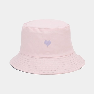 Détail de la broderie cœur sur le chapeau bob en coton rose avec coutures renforcées