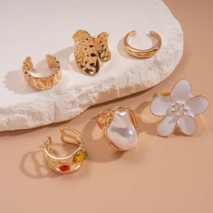 Lot de 6 bagues dorées vintage avec fleurs et perles sur support en pierre élégant