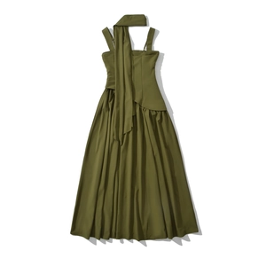 Olivgrünes Maxikleid mit Spaghettiträgern, unregelmäßiger Taille und fließendem Schal