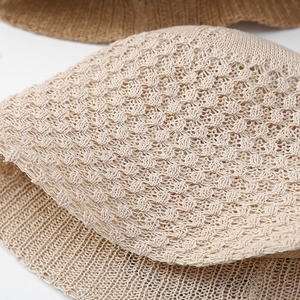 Détail d'un chapeau cloche beige tissé à la main avec motif crochet et texture en maille