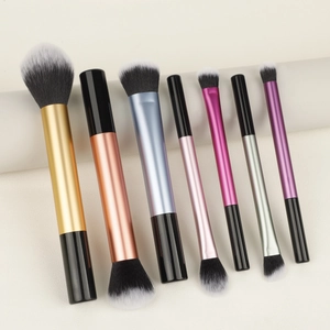 Details von 7 farbenfrohen Make-up-Pinseln mit Farbverlauf auf strukturiertem Grund