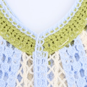 Haut court au crochet de style hawaïen avec motifs tricotés et texture ajourée