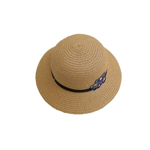 Chapeau de paille pour enfant avec ruban noir et broderie de voiture bleue sur fond blanc