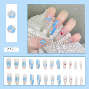 Detail van blauw-witte kunstnagels met bloem- en hartpatronen in lange kistvorm-stijl