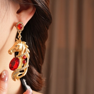 Detail der Vintage Gold-Pferdekopf-Ohrringe mit roten Kristallen und Glitzersteinen