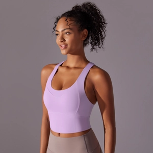 Détail d'un soutien-gorge de sport lavande avec décolleté en U et larges bretelles