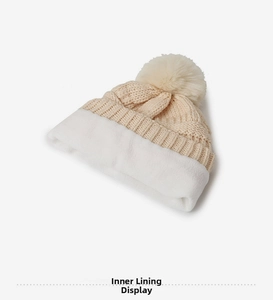 Gros plan détaillé de la doublure en polaire blanche épaisse d'un bonnet en maille beige