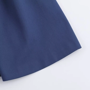 Vue détaillée de la texture du tissu sergé bleu foncé et de l'ourlet de la robe d'été