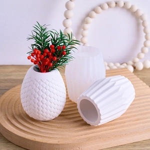 Texture d'écailles détaillée et facettes du vase en résine avec moule en silicone