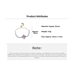 Vue détaillée du bracelet fleur avec zircon rose et chaîne réglable en cuivre