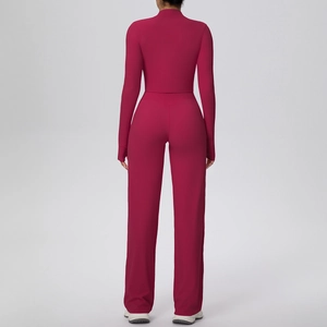 Vue arrière d'un ensemble de yoga rouge baie avec veste ajustée et pantalon large