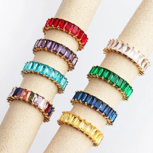 Bague éternité en alliage doré ornée de zircons cubiques ronds et colorés