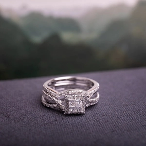 Vista macro di un set di fedi nuziali in argento con zirconi quadrati e diamanti laterali