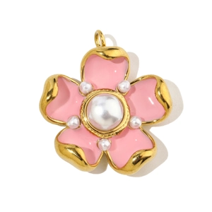 Détail d'un pendentif fleur française avec pétales roses, bordure dorée et perles