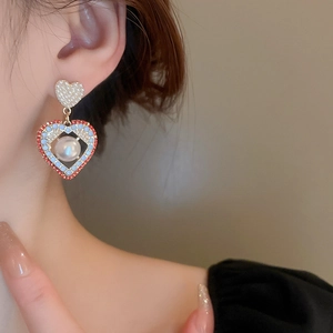 Boucles d'oreilles cœur vintage français avec perles et perles de couleur sur mannequin