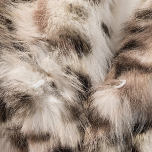 Vue macro de la fourrure synthétique léopard et détail de l'attache élastique blanche