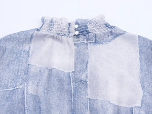 Détail du col montant smocké à volants avec deux boutons blancs sur la robe tie-dye