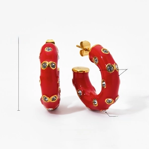 Détail des boucles d'oreilles en C en émail rouge avec zircone et dimensions 24mm