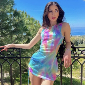 Driedelige mesh bikini-set met kleurrijke tie-dye print en trekkoord aan de zijkant