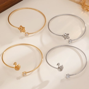 Détail de bracelets étoile et cygne avec projection Je t'aime en 100 langues diverses