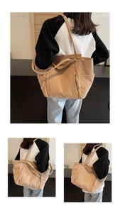Dettaglio della borsa tote in velluto a coste beige con tasca a zip e tasca laterale